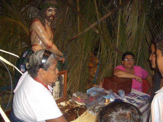 Cofrades junto a Jesus Atado a la columna